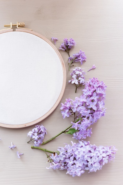 Mână brodând model floral pe pânză